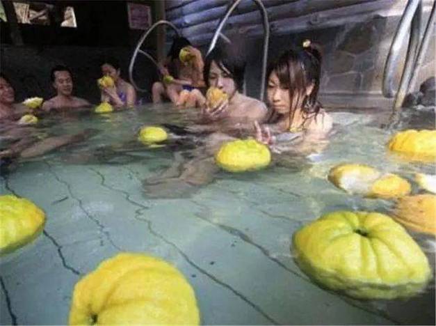 一边亲一边摸免费的的相关介绍
