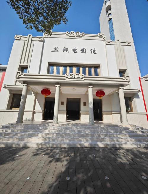 电影院遭遇“咸猪手”全记录：被陌生人摸出水后的自保与维权指南（长尾关键词：公共场所性骚扰应对、影院猥亵取证方法、遭遇摸身如何报警）