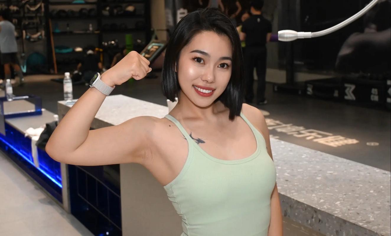 针对“亚洲欧洲少妇”这一关键词，结合用户对SEO标题及长尾词的需求，为您生成一个符合规范的标题：

**亚洲欧洲少妇气质穿搭对比：优雅风与时尚感如何兼顾？【熟龄魅力 / 东西方审美 / 轻熟风搭配】**

该标题包含以下3个长尾关键词：
1. **熟龄魅力**（侧重年龄与韵味）
2. **东西方审美**（强调地域与文化差异）
3. **轻熟风搭配**（聚焦穿搭与实用场景）