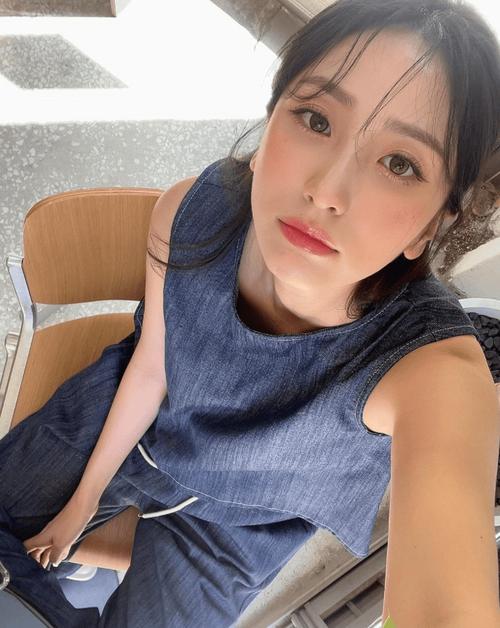 亚洲精品少妇穿搭指南：成熟魅力与时尚品味的完美融合