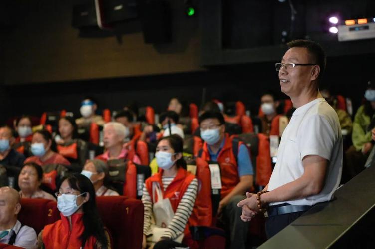 《天堂电影院》深度影评：时光中的胶片与乡愁（人生成长、电影情怀、故乡记忆）